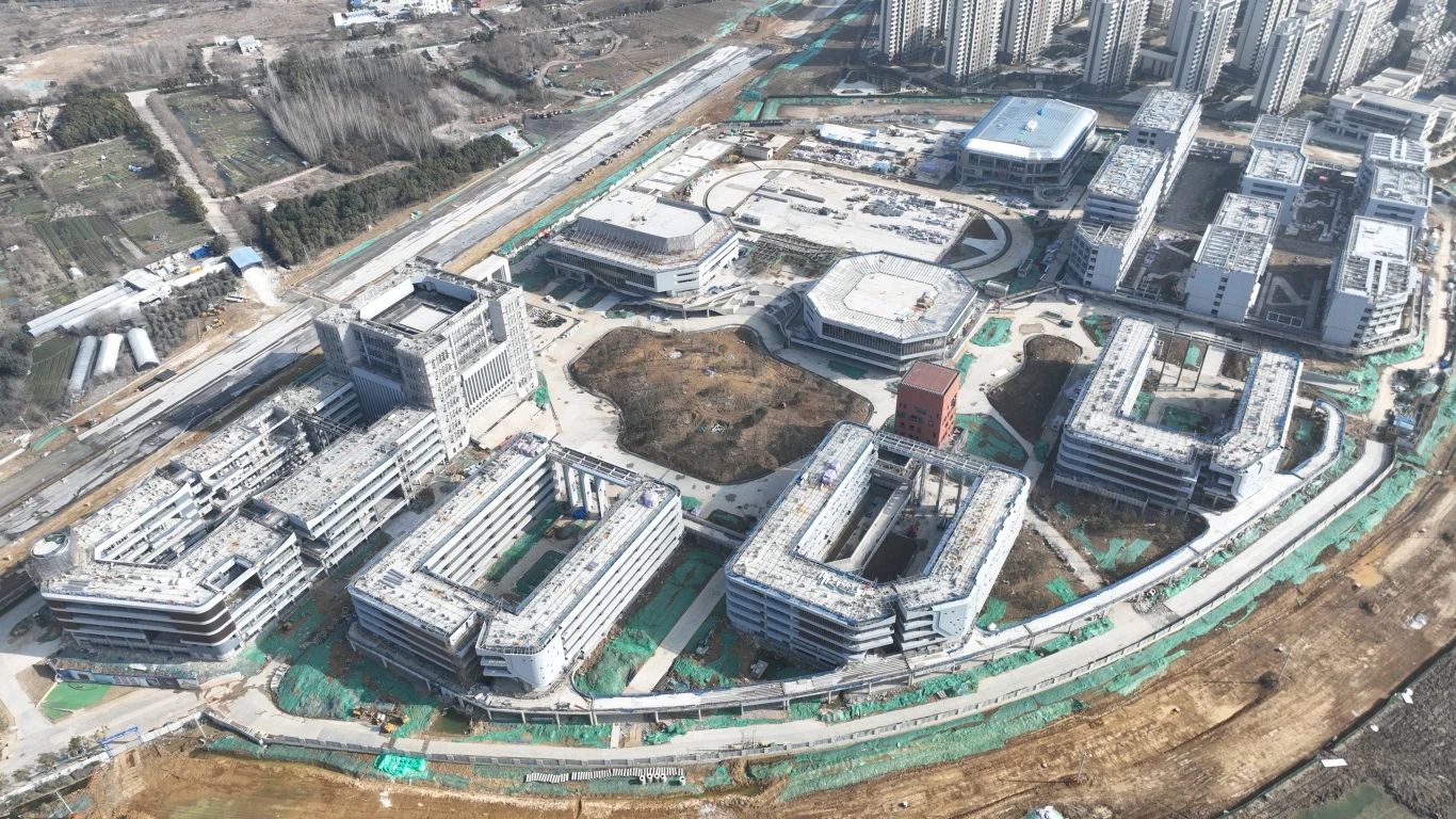 為確保合肥一中淝河校區(qū)項(xiàng)目2024年竣工交付節(jié)點(diǎn)如期完成，迅速掀起春節(jié)后復(fù)工即大干勞動(dòng)熱潮，形成一股緊張快干、提速爭(zhēng)先的濃厚氛圍，2月16日，合肥一中淝河校區(qū)項(xiàng)目召開節(jié)后復(fù)工動(dòng)員大會(huì)。會(huì)上，各部門負(fù)責(zé)人報(bào)告了2023年度收尾工作情況及今年的工作任務(wù)，以月、周為時(shí)間軸線，明確各目標(biāo)節(jié)點(diǎn)，并以圖表的形式對(duì)各勞務(wù)班組負(fù)責(zé)人進(jìn)行全面交底，落實(shí)工作目標(biāo)責(zé)任制，做到責(zé)任到人，切實(shí)做到工作目標(biāo)化，目標(biāo)階段化，階段具體化，具體責(zé)任化。 (2)_副本.jpg